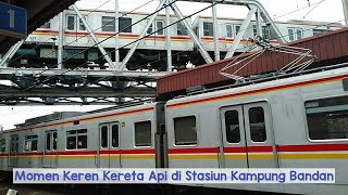 Momen Unik dan Keren Kereta KRL Commuter Line di Stasiun Kampung Bandan