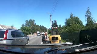 спасение погрузчика Hyster застрявшего на обочине