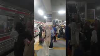 Padat cuyyy... Begini suasana di Stasiun Transit Manggarai saat jam pulang kerja