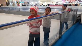 Serunya main ice skating di Cibining City Mall