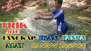 Menangkap ikan tanpa alat di musim kemarau di saat air tinggal sedikit.