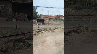 Hampir saja tertimpa palang pintu perlintasan kereta