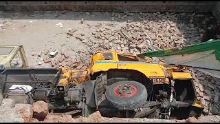 Crane go into 26 no Chungi Islamabad Pedestrian Underpass due to Brake fail