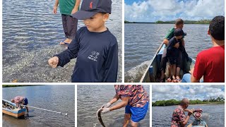 Passeio na maré de canoa motorizada