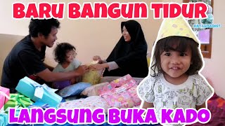 BUKA KADO ULANG TAHUN . IBU SAMA ABAH YANG REMPONG :D